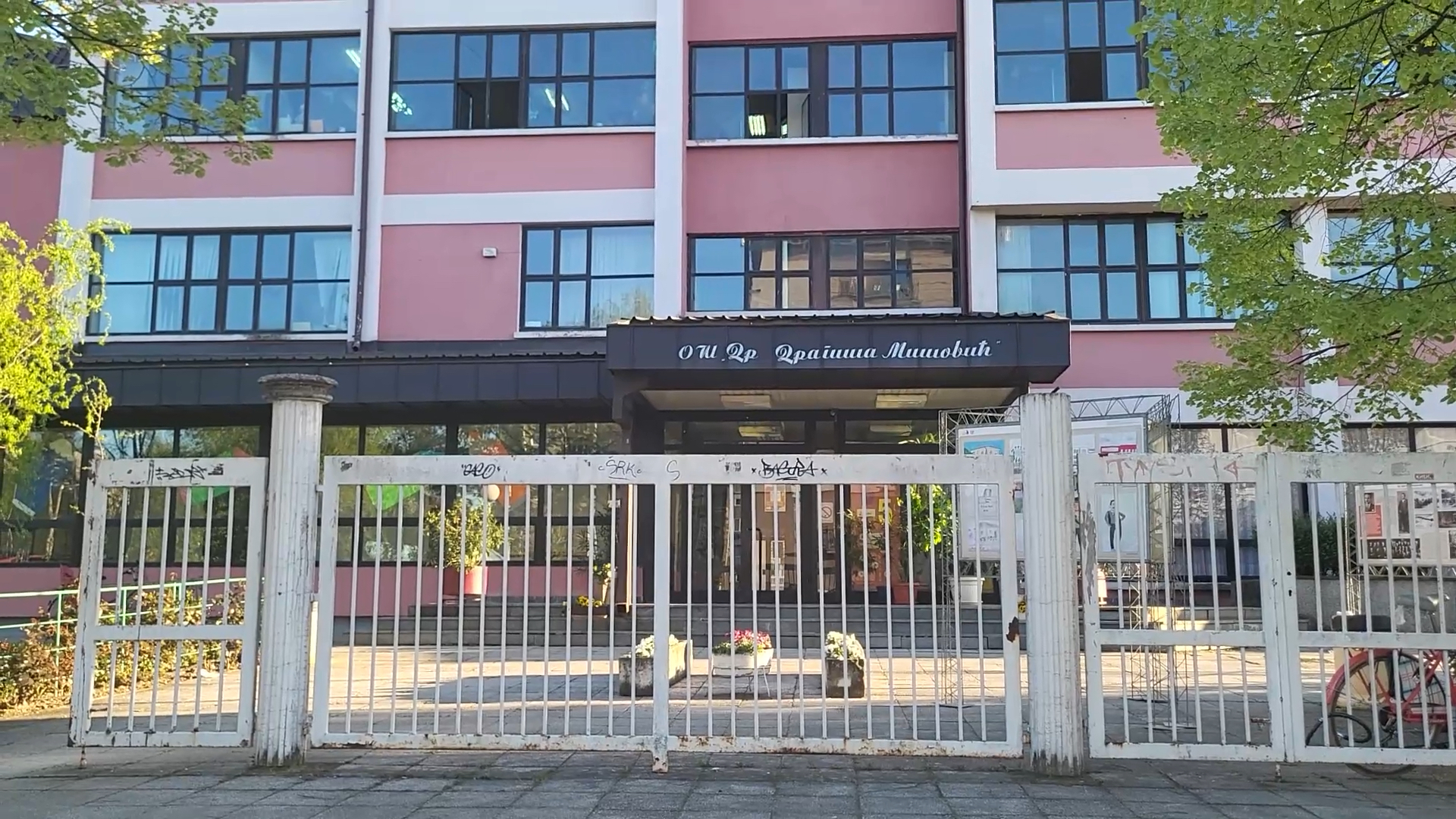 Incident u čačanskoj školi: Otac nezdaovoljan uspehom svoje kćerke ušao u sukob sa nastavnikom, tražio da se ponovi Odeljensko veće kako mu dete ne bi ponavljalo razred