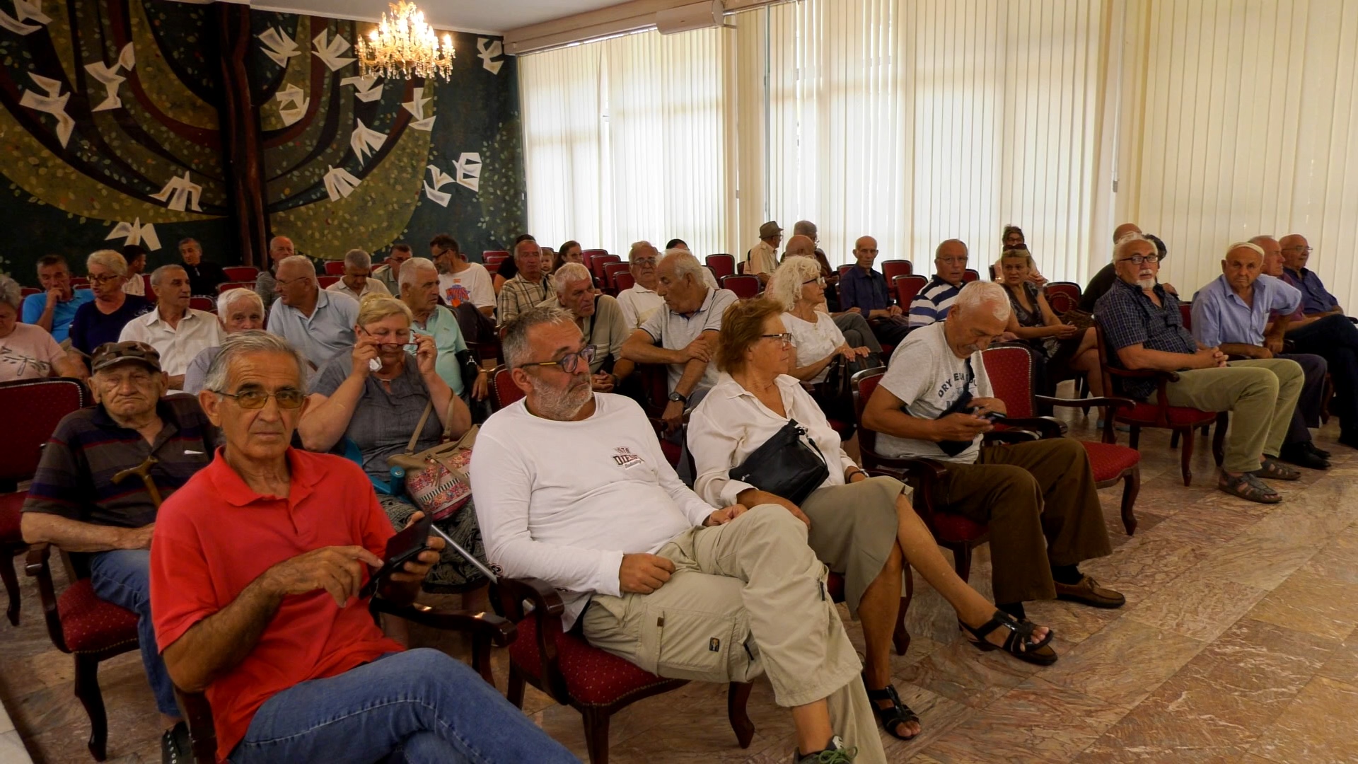 Deda Dragiša u 90. godini dobio neverovatan poklon - novi gasni kotao vredan nekoliko hiljada evra: Do sada je morao da loži i čisti a od ove zime sve na dugme, Kraljevo lepo počastilo svoje građane (FOTO)