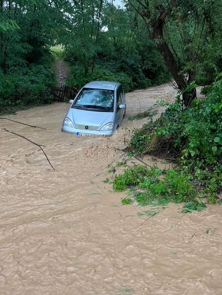Katastrofa u Ljigu: Poplavljeni putevi i kuće, automobili pod vodom a stabla oborena na zemlju - nezapamćeno nevreme napravilo haos (FOTO)(VIDEO)