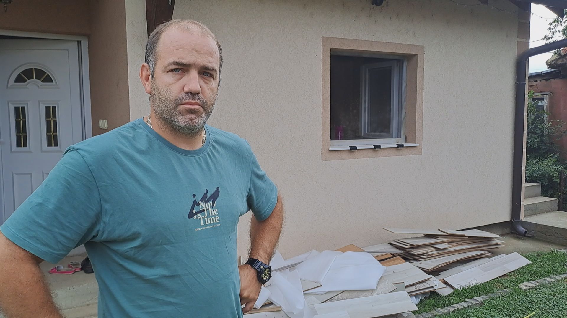 Ušli smo u kuću i zatekli haos, kanalizacija se izlila i poplavila sve: Neprospavana noć iza porodice Uskoković iz Ljiga, dan nakon nevremena spasavaju sta se spasiti da (FOTO)