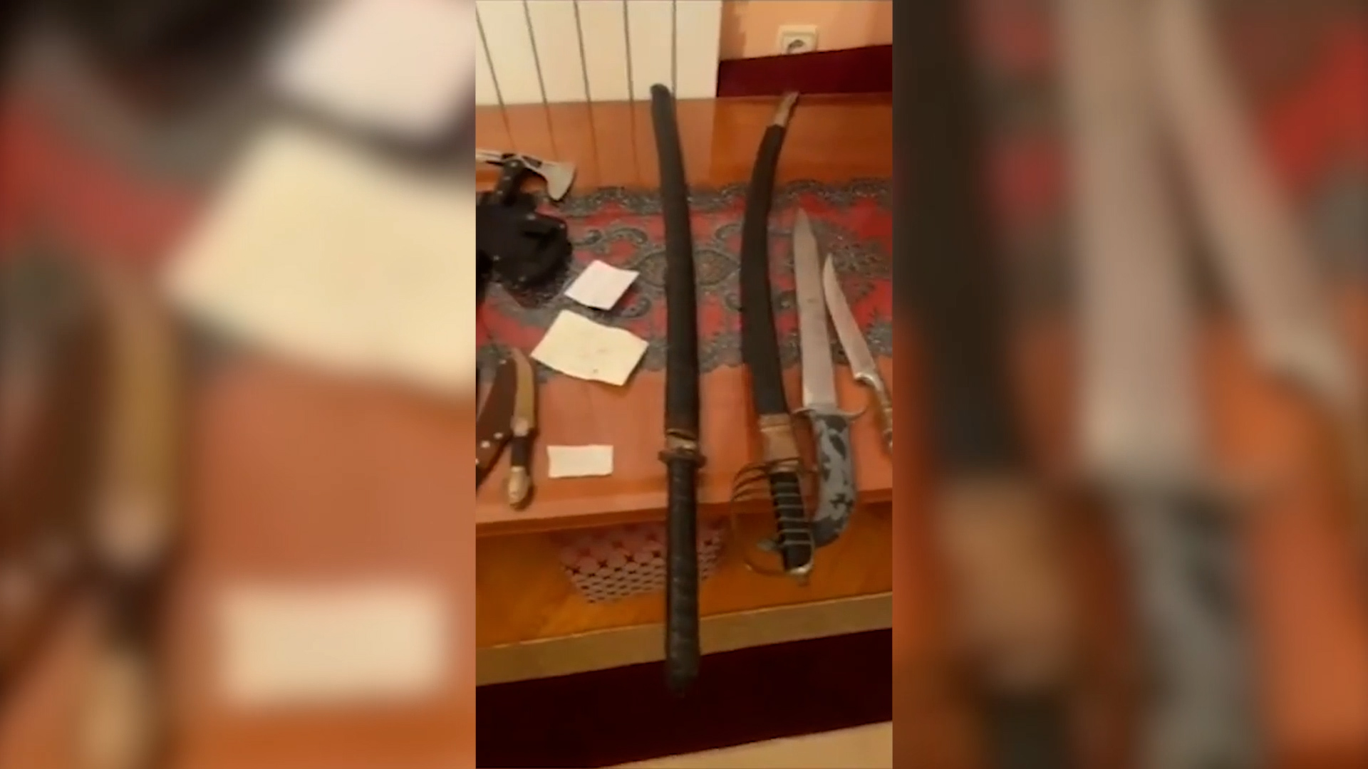 Naoružan do zuba, u stanu vehabije pronađeno hladno oružje: Ovo su prvi snimci sa lica mesta u Novom Pazaru, građani u neverici (VIDEO)