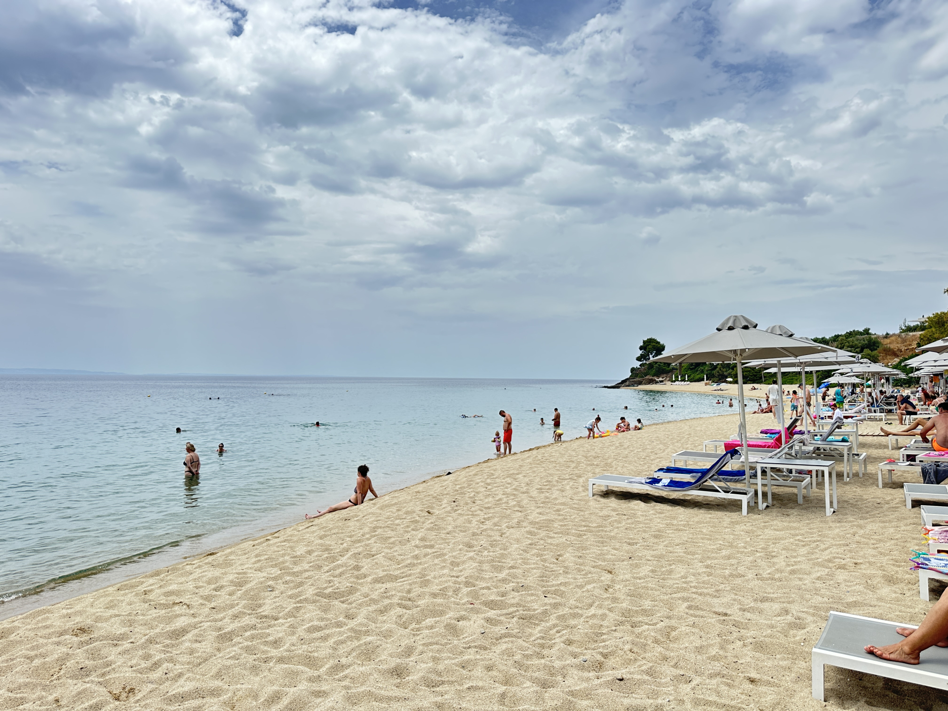 Dve ležaljke i suncobran - 60 evra: Violeta otišla na plažu u Grčkoj i šokirala se kad je čula cene, okrenula se i otišla a ubrzo našla raj skoro za džabe (FOTO)