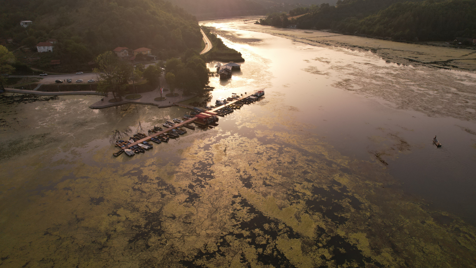 Puklo im veslo, ostali su zarobljeni na drugoj strani jezera: Kraj drame u Međuvršju kod Čačka, vatrogasci - spasioci na sigurno izvukli pet odraslih lica i dvoje dece (FOTO)(VIDEO)