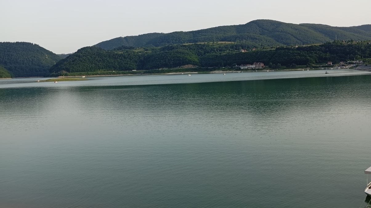 Nesreća na Zlatarskom jezeru: Muškarac se prevrnuo sa gumenog čamca u vodu i nestao bez traga, ronioci satima pretražuju teren (FOTO)