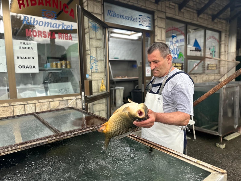 Bogata ponuda i povoljne cene posne hrane na pijaci u Čačku / foto: RINA