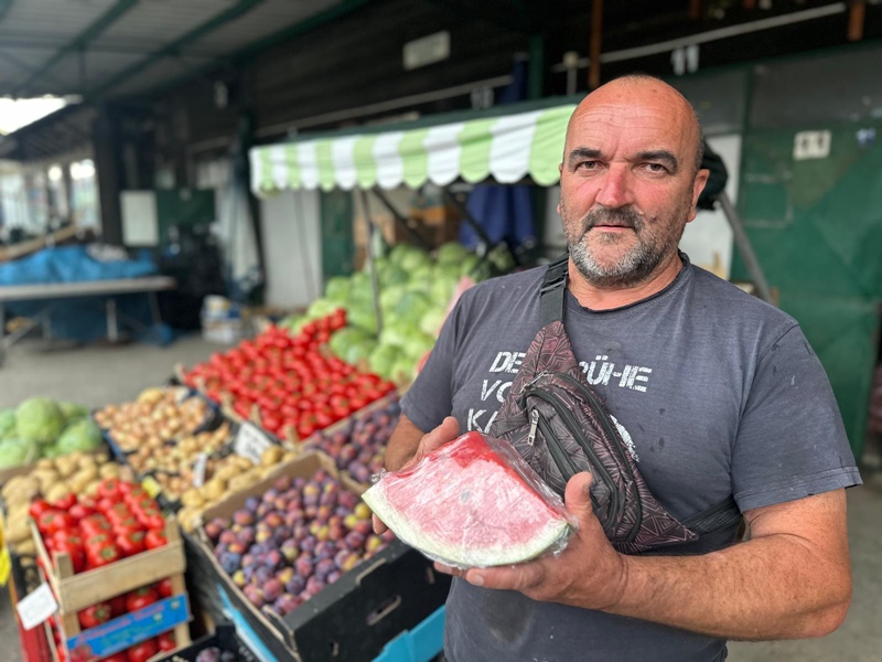 Oslić jeftiniji nego za Vaskrsšnji post, pastrmka 800 a šaran 750 dinara: Bogata ponuda posne hrane na srpskim pijacama, cene variraju od tezge do tezge (FOTO)
