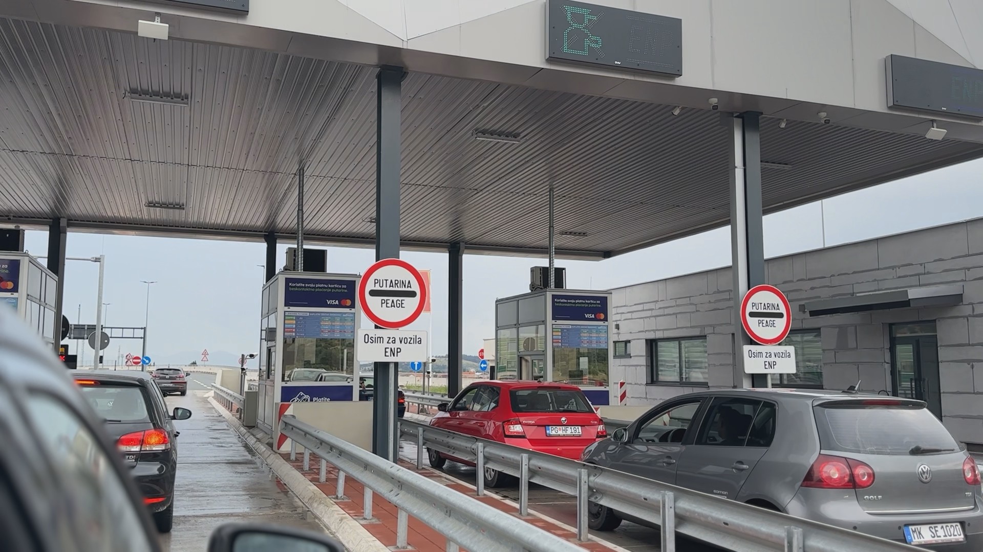 Čekamo dugo, samo da se dokopamo auto-puta: Gužve na graničnom prelazu sa Crnom Gorom, kolaps je na par saobraćajnica i kad pređete granicu (FOTO) 