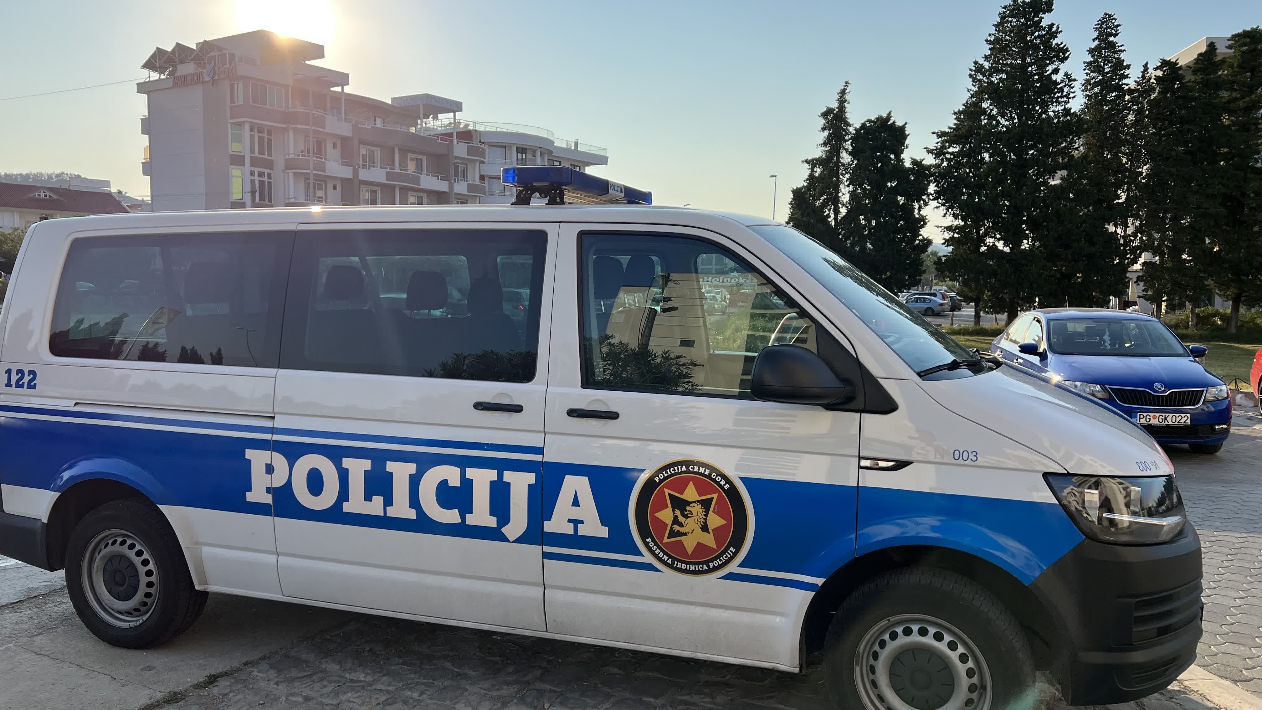 Pao serijski lopov trotineta u Tivtu: Sada mu sledi pritvor u produženom trajanju, ukradene predmete mu oduzela policija