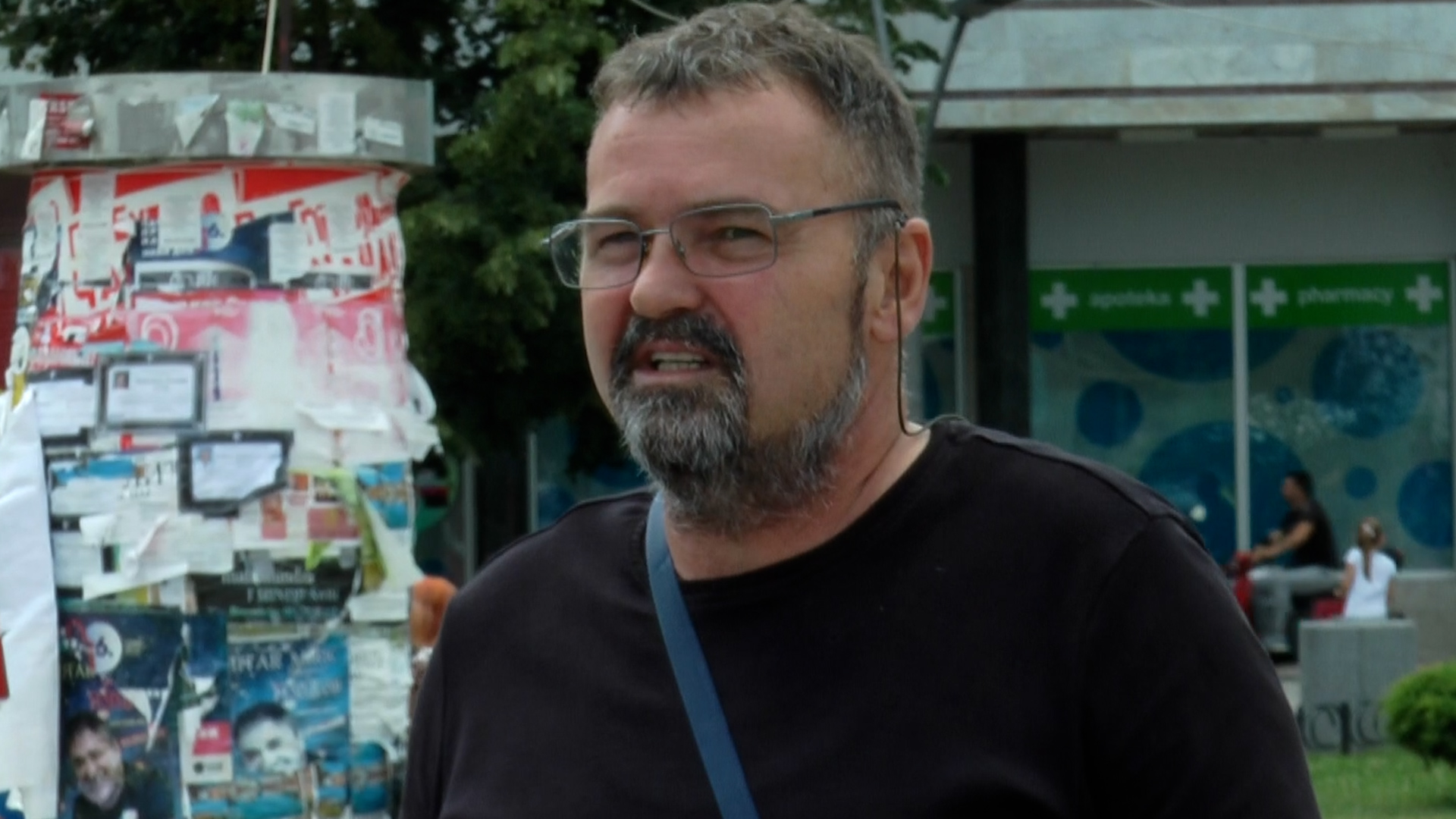 Svi ćemo da umremo, niko ne bi voleo da mu pocepana papirna umrlica sa slikom završi u kanti za smeće: Čačanin izmislio odličan patent, displej na kom će umrlice biti elektronske (FOTO)