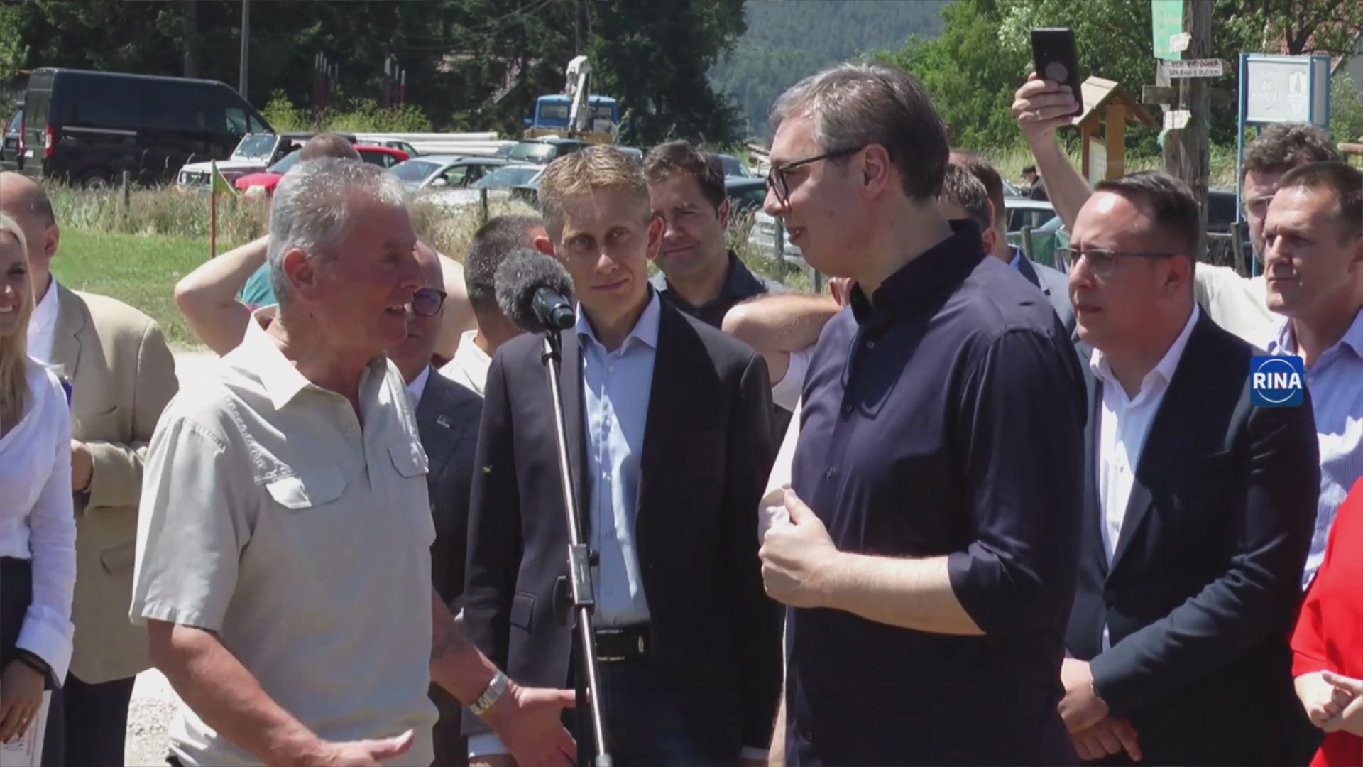 Veliki broj meštana dočekao Vučića kod velike srpske svetinje: Predsednik obišao rekonstruisani put Studenica - Rudno (FOTO)(VIDEO)