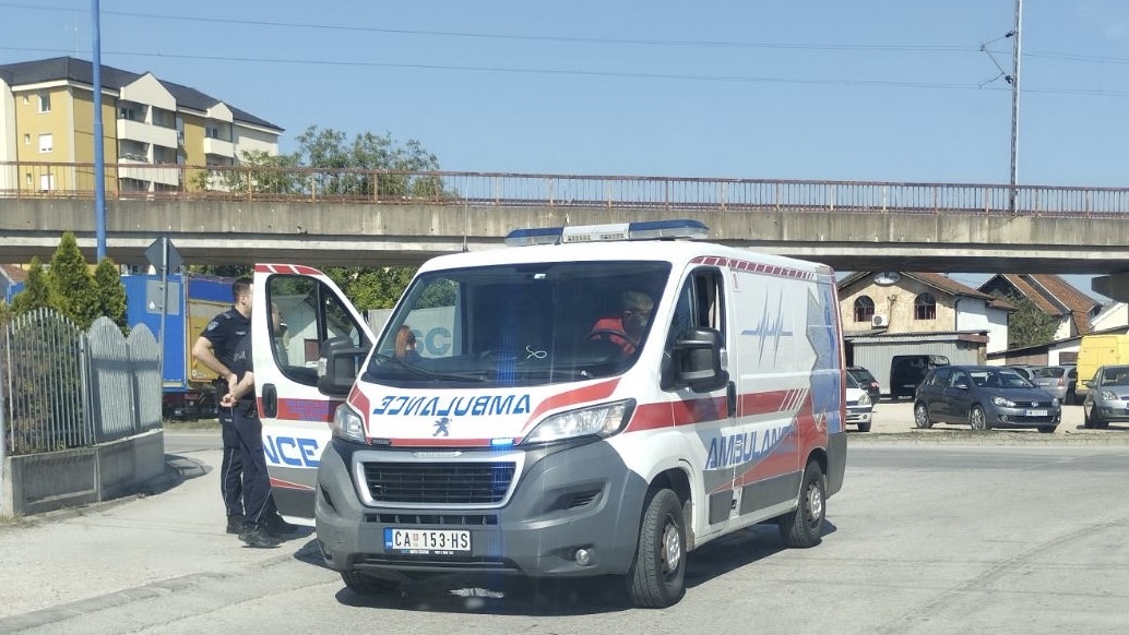 Žestok sudar u širem centru Čačka: Jedno lice povređeno, vozilom Hitne pomoći prebačeno u bolnicu