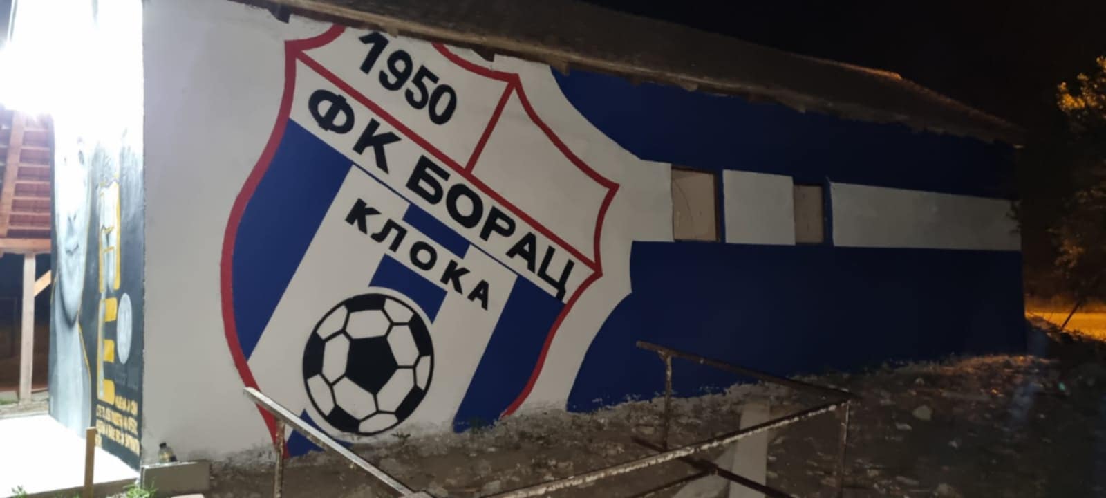 Sećanje na divnog mladića živeće zauvek: Mladi fudbaler iz Koloke tragično nastradao pre godinu dana, pijatelji i porodica u rodnom selu oslikali mural sa njegovim likom (FOTO)