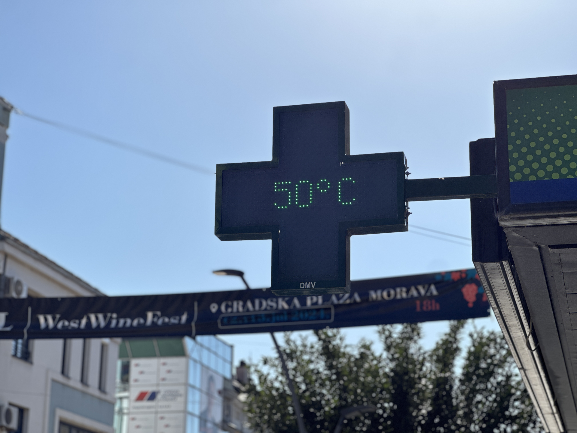 Sve gori, ne može da se diše: Neverovatnih 50 stepeni izmereno u centru Čačka, grad na Moravi danas je grad duhova a asfalt se topi (FOTO)