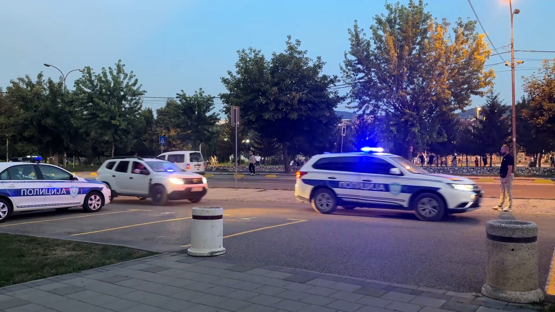 Filmsko hapšenje u Novom Pazaru: Mladić (27) sumnjiči se da je zapalio vozilo, čitav grad priča o tome - zapaljeni automobil pripada aktivistI partije SPP (FOTO)(VIDEO)
