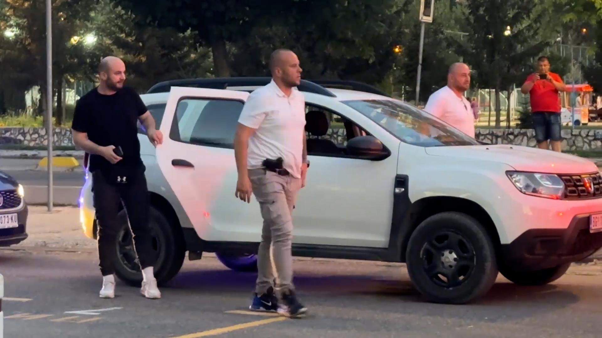 Hapšenje u Novom Pazaru, stavljenje lisice osumnjičenom za paljenje automobila/ Foto: RINA