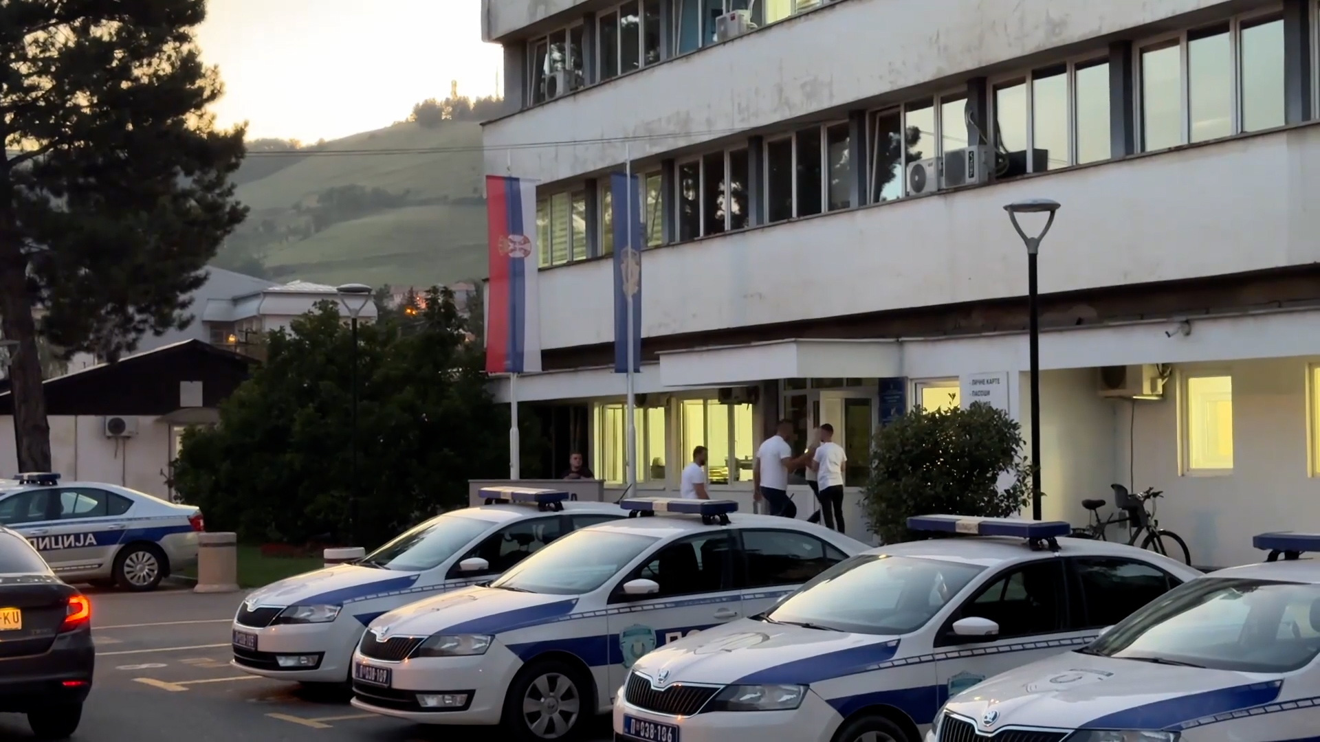 Hapšenje u Novom Pazaru, stavljenje lisice osumnjičenom za paljenje automobila/ Foto: RINA