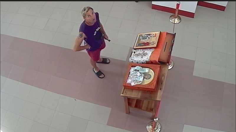 Ušao i odneo novac sa ikone i od sveća: Sramotni događaj u selu Štitkovo, muškarac opljačkao crkvu - sve zabeležile kamere (FOTO)