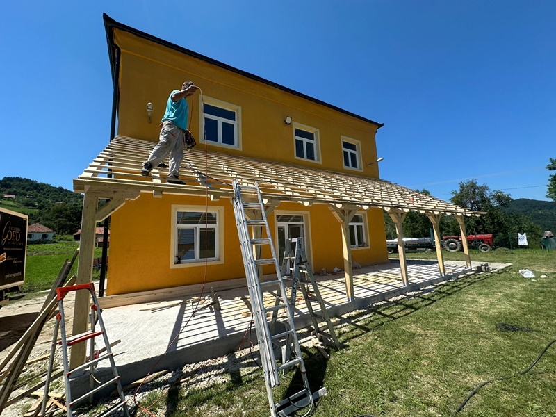 Sve se može kad se Srbi slože - bravo: Meštani Papratišta dali pare i zavrnuli rukave kako bi spasili zgradu Mesne zajednice, i majstori se odrekli svoje dnevnice (FOTO)