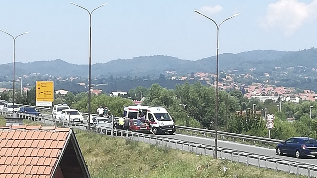 Žestok sudar kod Požege: Jedno lice povređeno, lekari iz Hitne pružaju pomoć (FOTO)