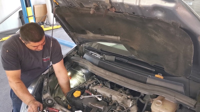 Dođu pet dana pred put, a neki ne dođu uopšte pa se posle čude što im se auto zapali: Električar Rade otkriva kako najbolje svog četverotočkaša da spremite za vožnju po paklenim vrućinama (FOTO)