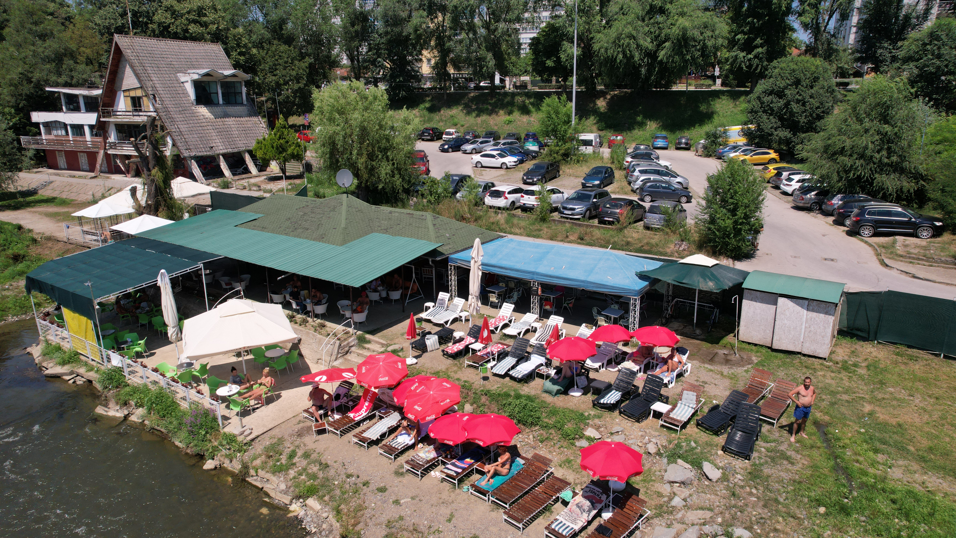 Kraljevčani imaju svoje more koje ne bi dali ni za kakvo grčko ostrvo: Obale reke Ibar vrve od naroda tokom ovih paklenih vrućina, nekada je bilo zabranjeno da se muškarci i žene kupaju na istoj plaži (FOTO)