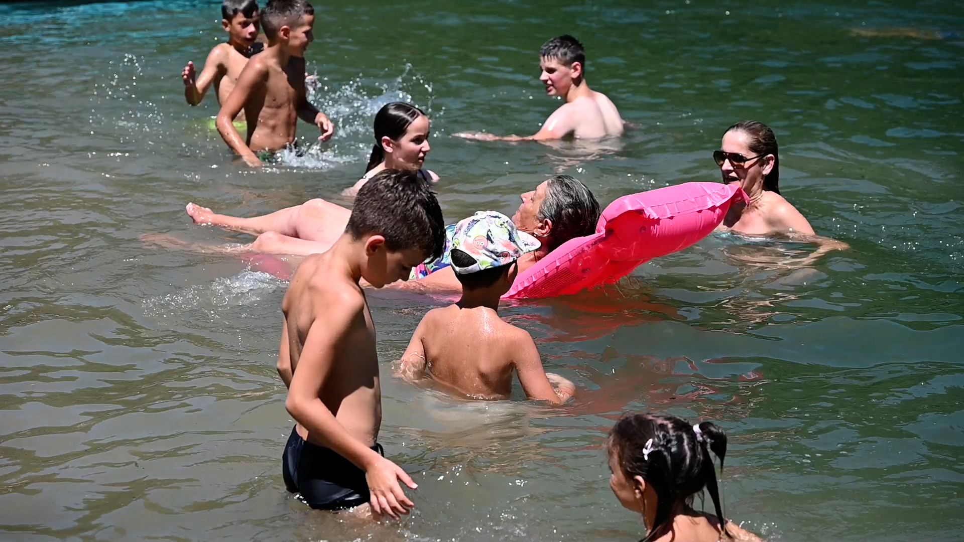 Plaža Petrovac zasijala punim sjajem / foto: RINA