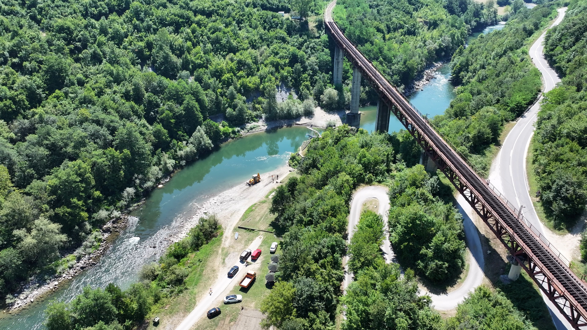Spas od tropskih vrućina Prijepoljci pronašli na plaži Petrovac: Svi se ujednili na biser prirode zablista punim sjajem ovog leta ( FOTO)