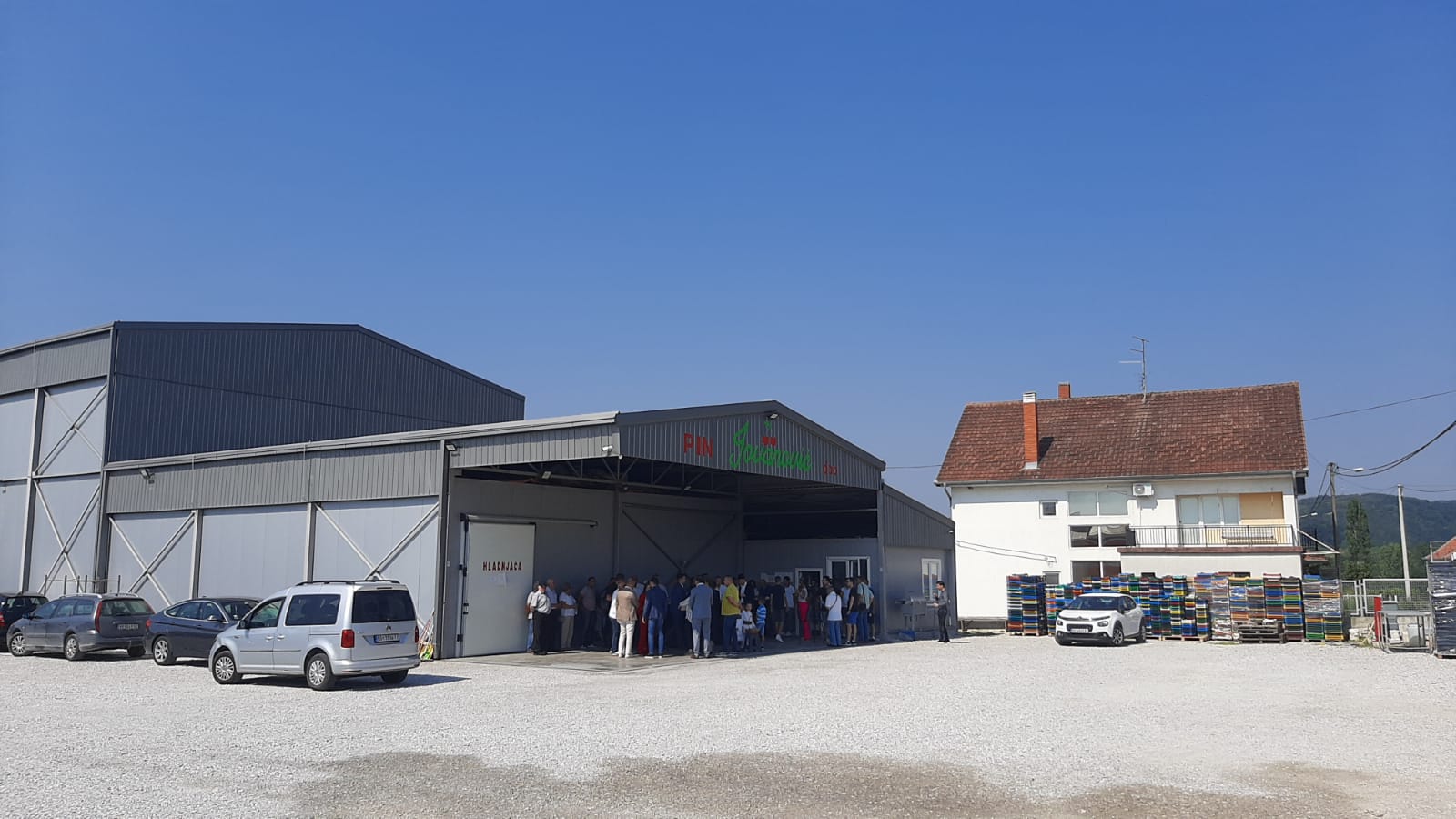 Sve što rodi u srpskoj Toskani može da se peradi, a vrednost voća višestruko da se uveća: Irena nije otišla za Beograd, u svom selu napravila firmu i jedna je od najuspešnijih preduzetnica (FOTO)