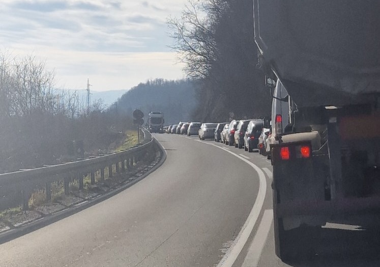 Policajac tokom vršenja dužnosti pao sa motora i povređen: Epilog saobraćajne nezgode kod Knića, nastao saobraćajni kolaps