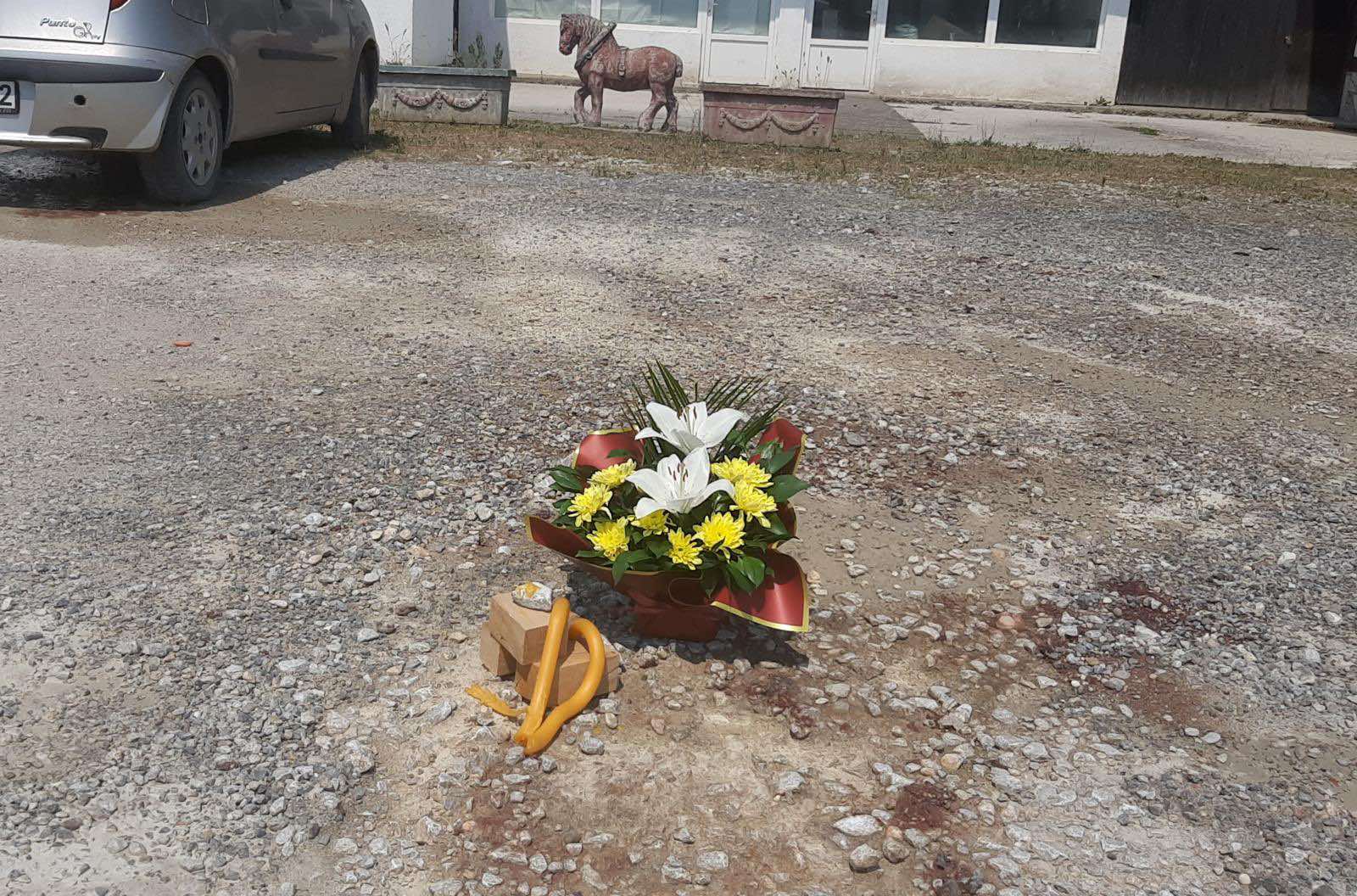 Potresne slike sa mesta zločina: Prijatelji zapalili sveće i doneli cveće na mestu gde je mučki ubijen mladi policajac i mogu da kažu samo jedno - ovo je tragedija za čitavu Srbiju (FOTO)