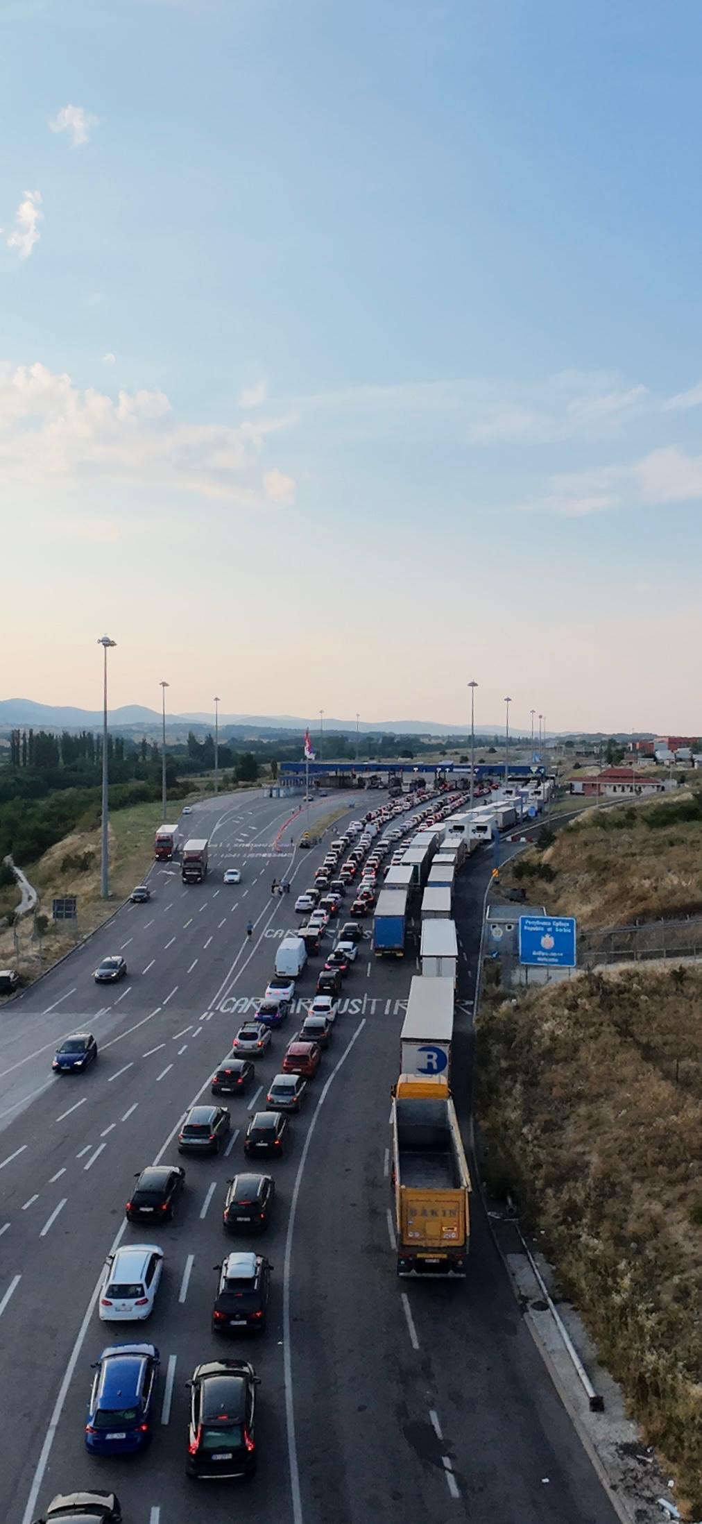 Pakao na graničnom prelazu Preševo, čeka se satima a jednoj devojci pozlilo u kolima: Kilometarske kolone na graničnom prelazu između Srbije i Severne Makedonije (FOTO)(VIDEO)