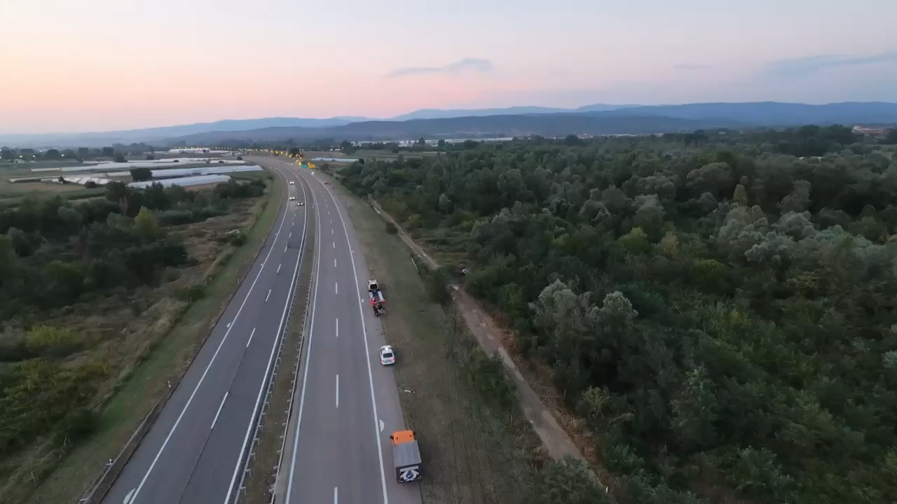 Leteo je sigurno preko 30 metara: Drama na auto-putu kod Niša, vozač bmw izgubio kontrolu i završio u obližnjoj šumi (FOTO)(VIDEO)