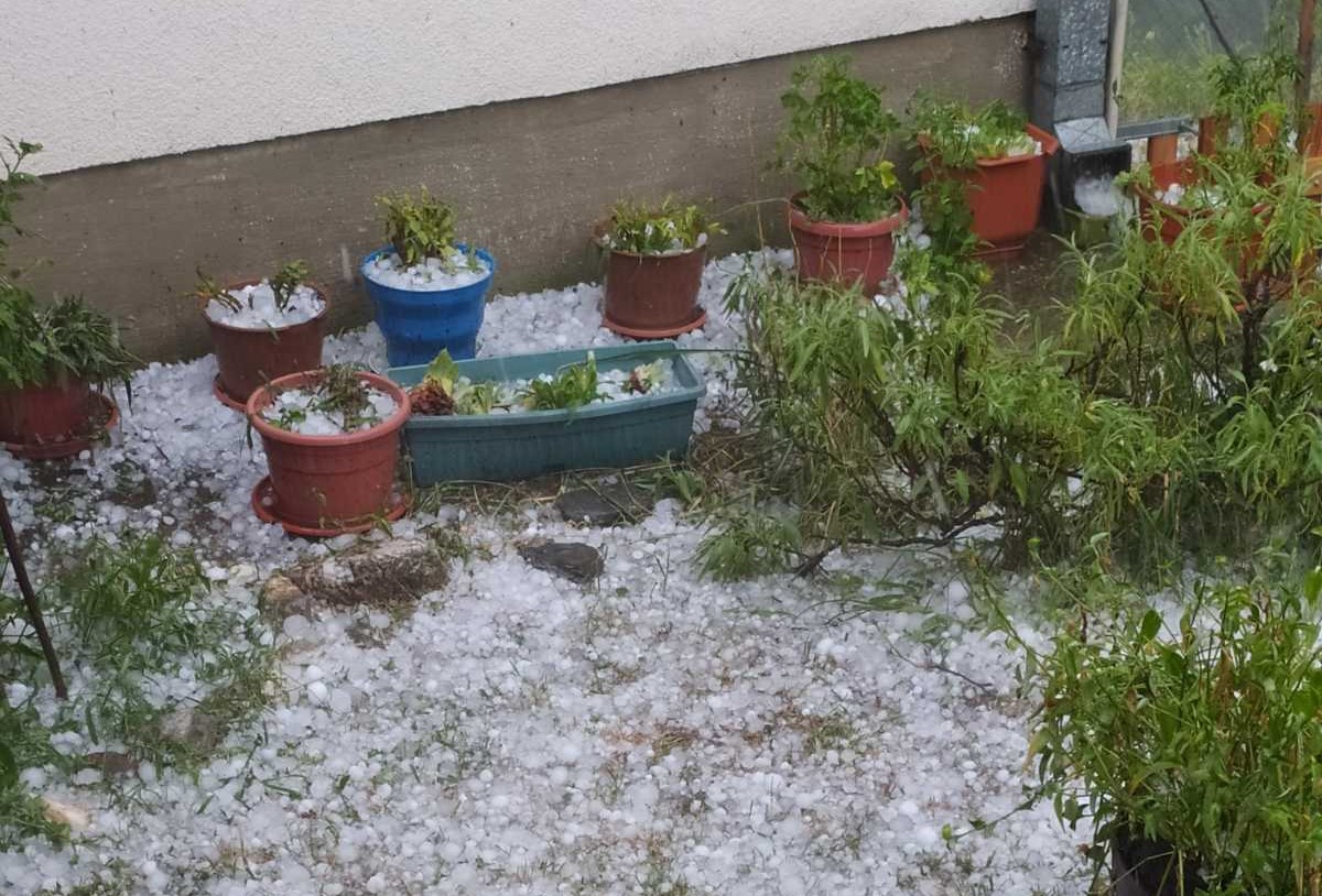 Grad potukao i selo Jarmenovac kod Topole: Meštani jedva čekali kišu zbog suše, ali sa neba ih zasule ledenice (FOTO)