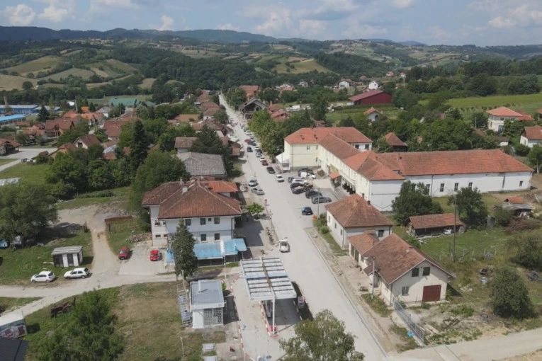 Srpsko selo u kom nema više nijedne kuće na prodaju: Pranjani su postali mesto u kom omladina ostaje, punom parom se radi da do ove varošice konačno stigne i voda sa Rzava - spas za sve meštane (FOTO)