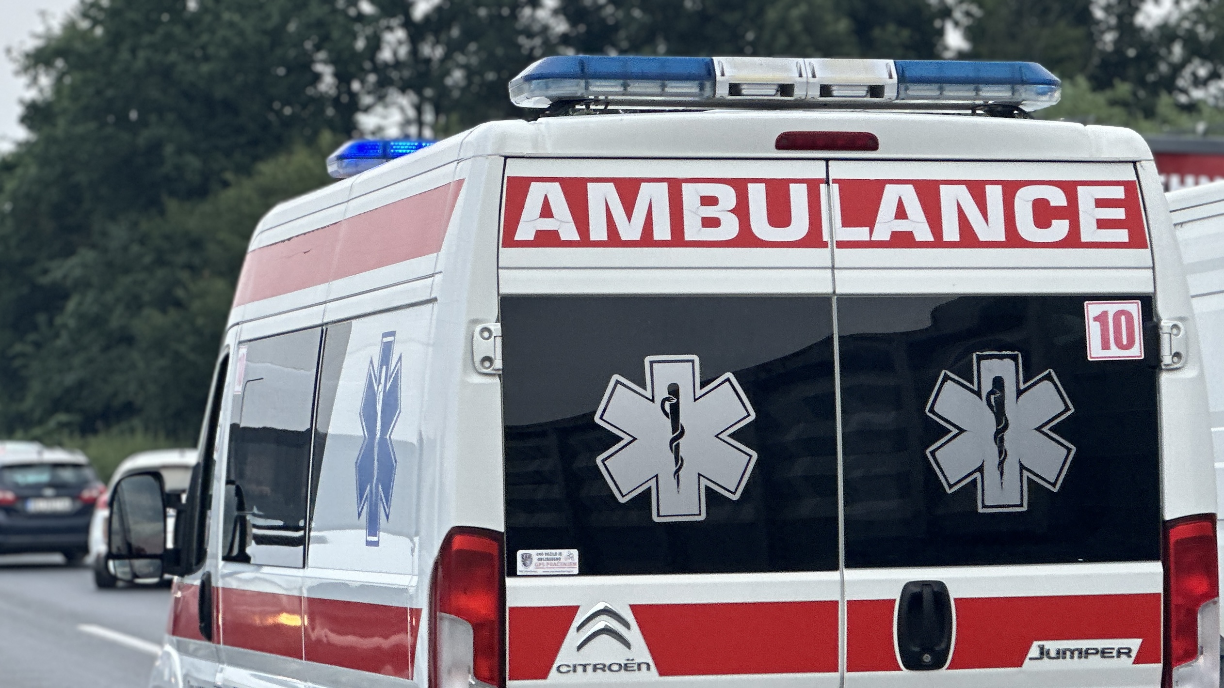 Četiri osobe povredjene u sudaru putničkog vozila i traktora: Ovo su detalji teške saobraćajne nezgode na Ibarskoj magistrali kod Čačka