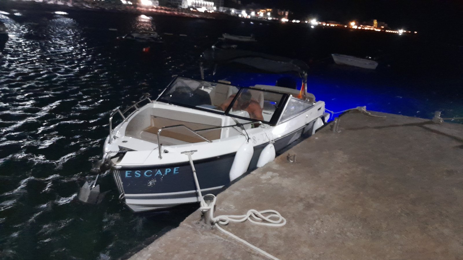 Drama na otvorenom moru kod Čanja: Dve osobe ostale zaglavljene u čamcu kada se kanap zamotao oko propelera, pripadnici UPSUL odmah krenuli u akciju spasavanja (FOTO)