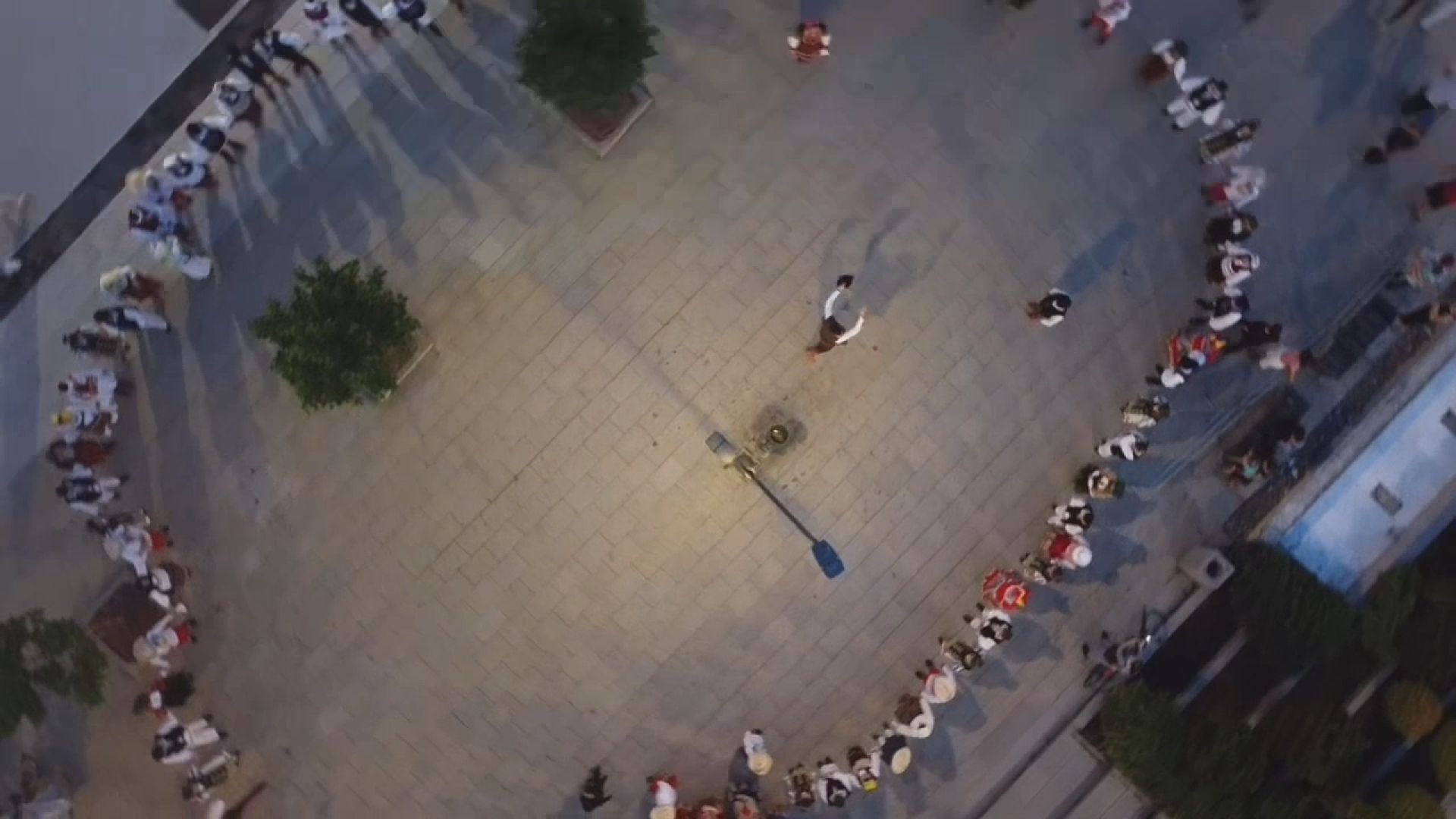 Desno dva, pa noga preko noge - veličanstvena slika poslata iz Čačka: Folkloraši iz čitavog sveta naučili su da igraju čuveno srpsko kolo Moravac, jedinstveni festival završen na spektakularan način (FOTO)(VIDEO) 