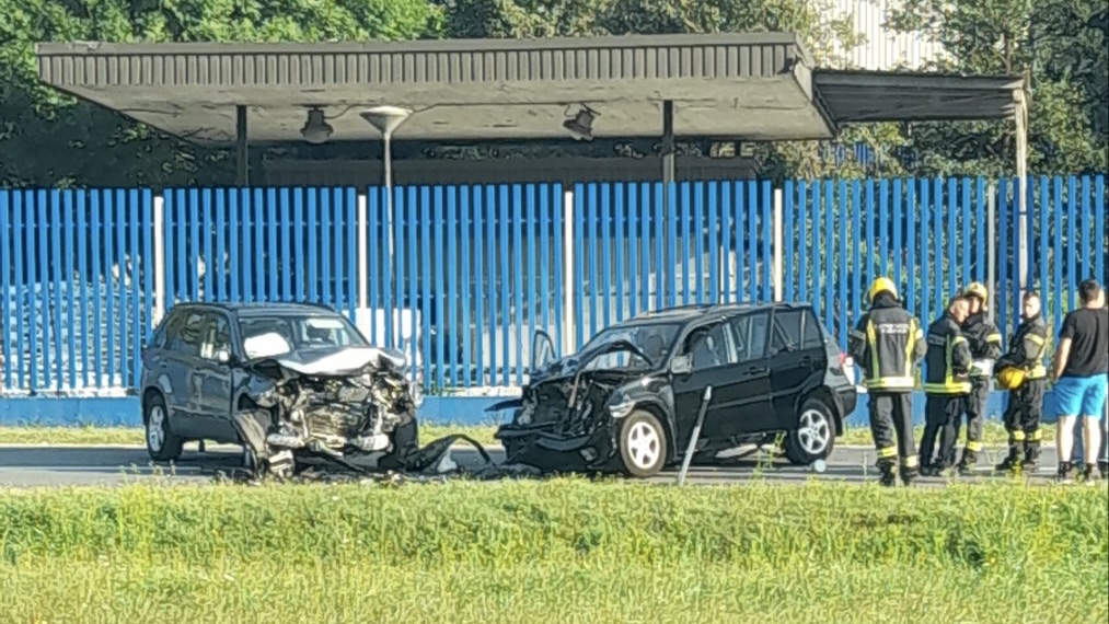 Vozila potpuno smrskana, vatrogasci-spasioci izvlače povređene: Sravičan čeoni sudar dva vozila kod Sevojna, potom oboren i policajac na motoru (FOTO)