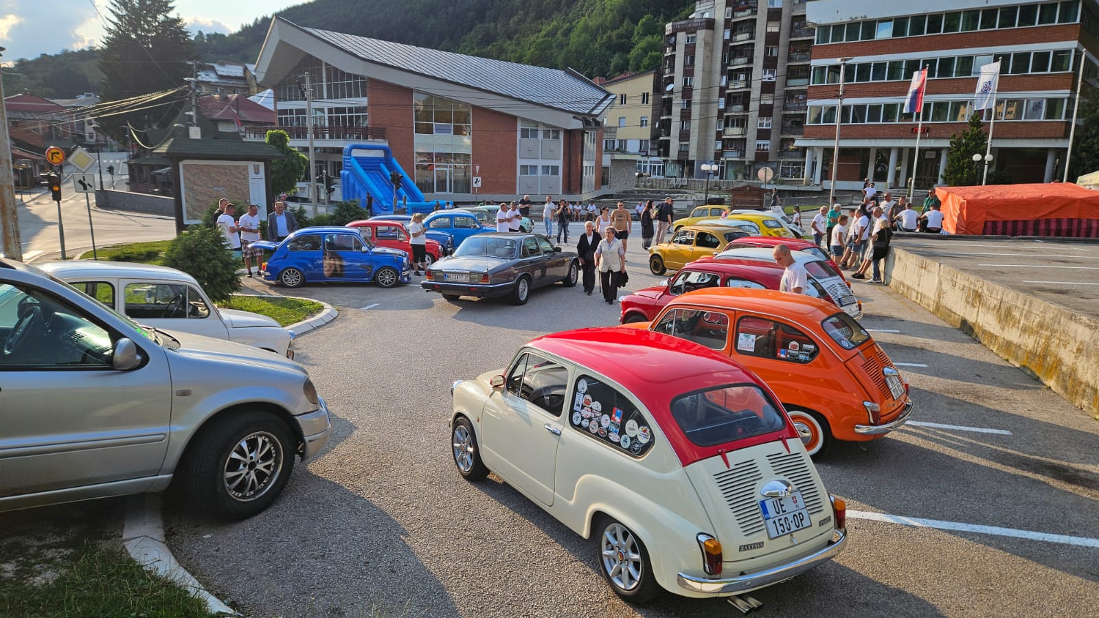 Bolja mi je fića nego luksuzni audi sa klimom, nema para za koje bih je prodao: Nesvakidašnja povorka projezdila ulicama Nove Varoši, oko 30 starih lepotana iz čitave Srbije stiglo na Zlatar (FOTO)