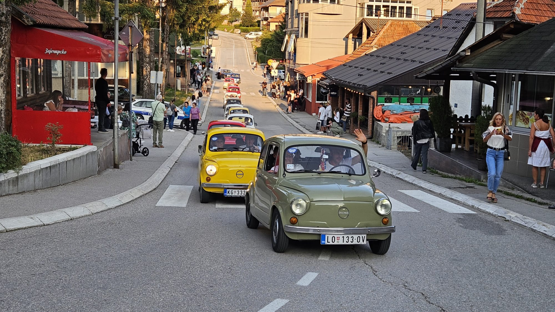 Nesvakidašnja povorka projezdila ulicama Nove Varoši, oko 30 starih lepotana iz čitave Srbije stiglo na Zlatar/ Foto: RINA