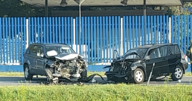 Troje dece i četvoro odraslih povređeno u silovitom sudaru kod Sevojna: Putnici iz dva automobila i policajac oboren sa motora odmah prebačeni u užičku bolnicu