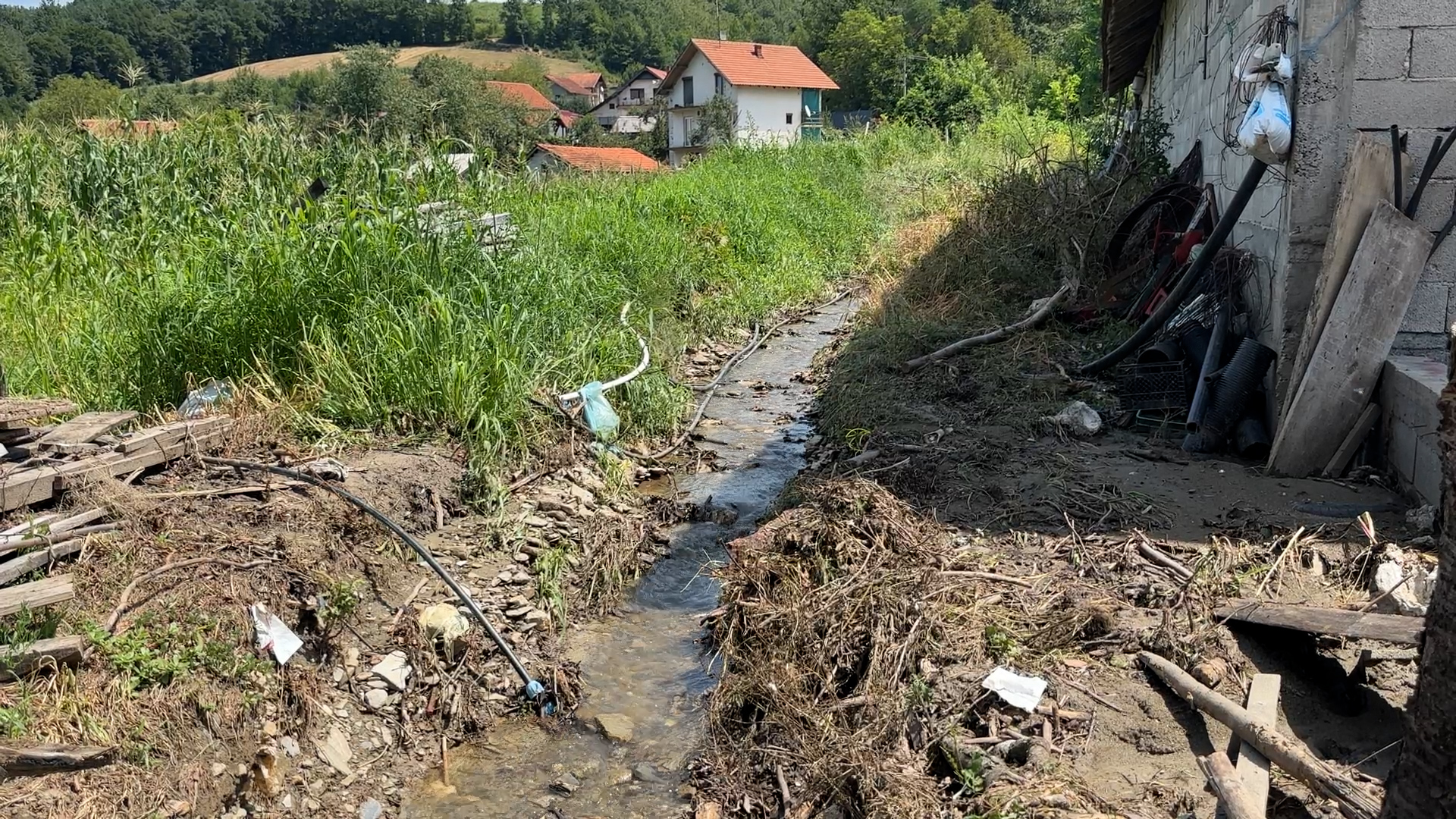 Meštani ariljskih sela nakon nevremena sabiraju štetu / foto: RINA