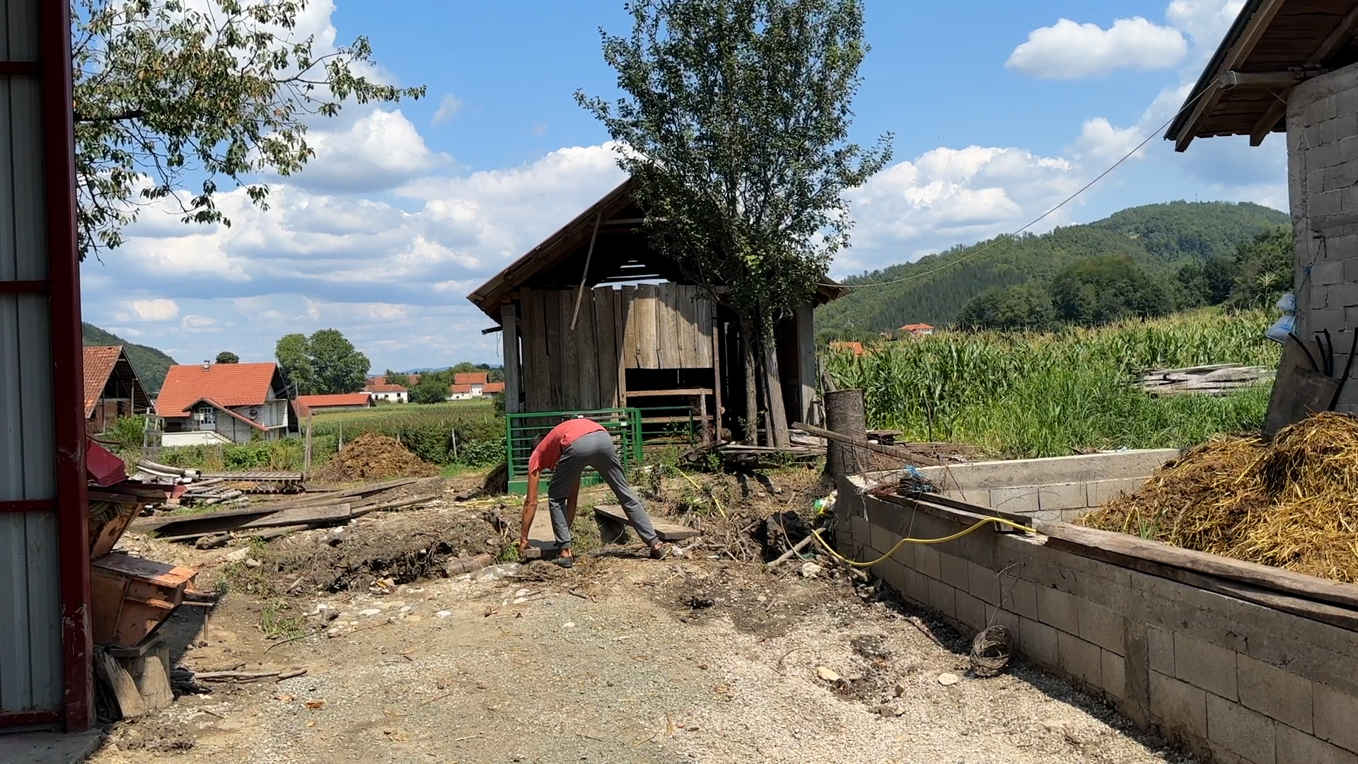 Voda je ulazila u kuću kroz zatvorene prozore, ovo niko u selu ne pamti: Tužne slike iz ariljskih sela nakon što ih je opustošilo nevreme, meštani suše nameštaj i sabiraju štetu (FOTO)(VIDEO)