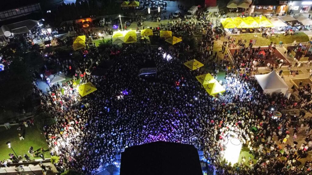 Preko 10.000 ljudi sa Lepom Brenom pevalo u glas: Neverovatan muzički spektakl u Novoj Varoši na otvaranju ovogodišnjeg Zlatarfesta (FOTO)