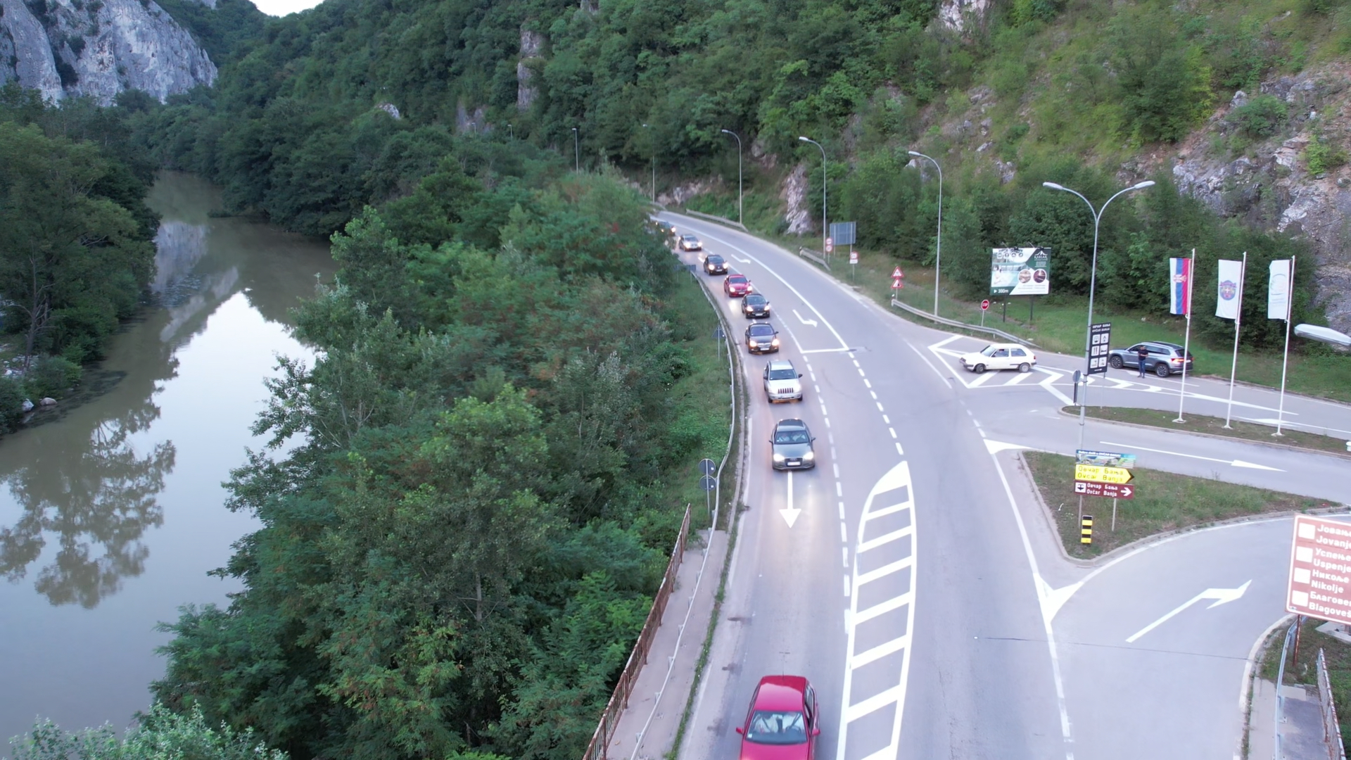 Haos na putu, kolone dugačke preko pet kilometara: Zbog izvođenja radova u Ovčarsko-kablarskoj klisuri saobraćaj se svakodnevno odvija na ivici živaca nestrpljivih vozača (FOTO)(VIDEO)