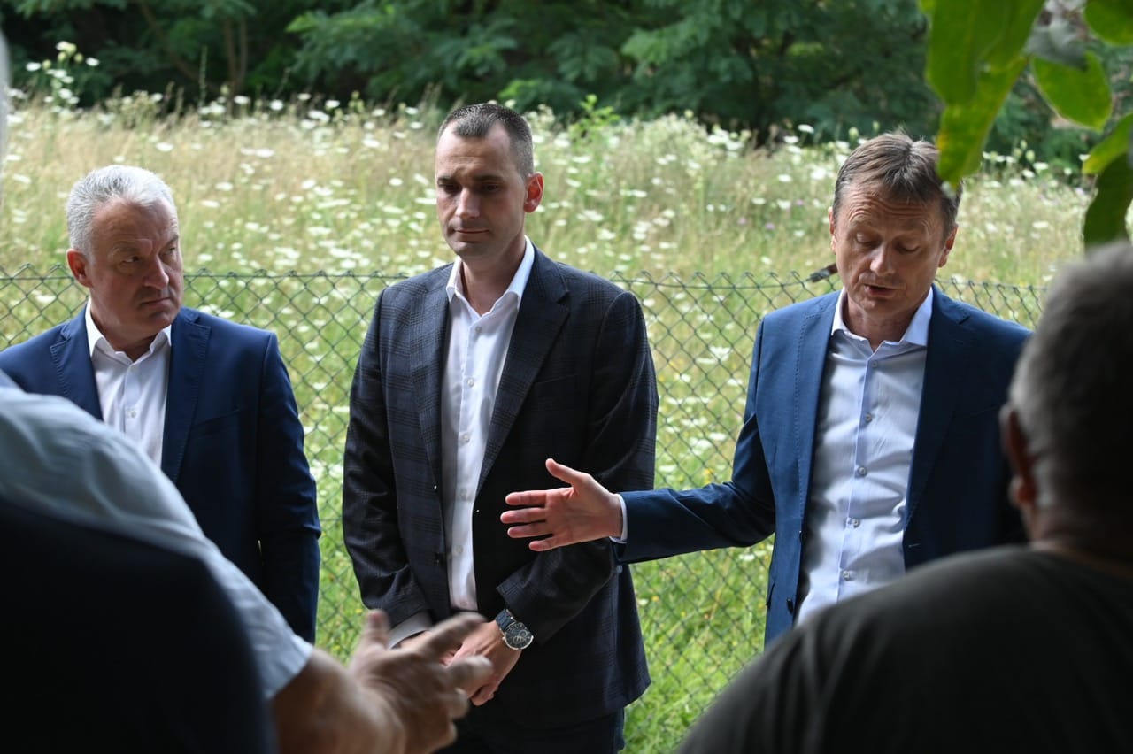 Sinulo im svetlo na kraju tunela: Vojska sanirala uništene puteve nakon razornog vremena u Ljigu, teren danas obišao lično i ministar Glišić sa saradnicima (FOTO)