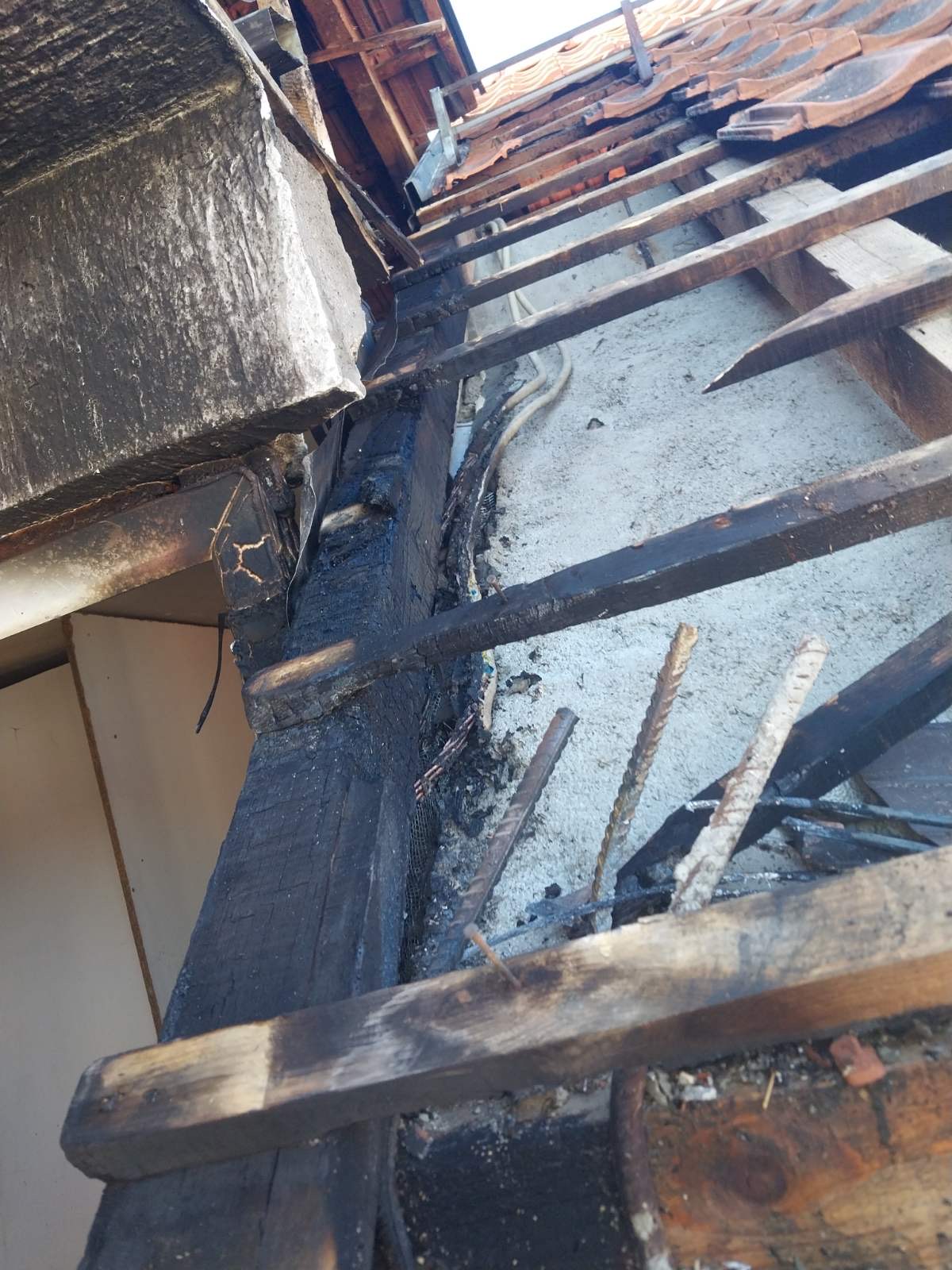 Ogroman plamen zahvatio krov, požar izbio na porodičnoj kući: Radišu iz Čačka probudio dim, vatrogasci heroji stigli u rekordnom roku u efikasnom akcijom spasili mu dom (FOTO)