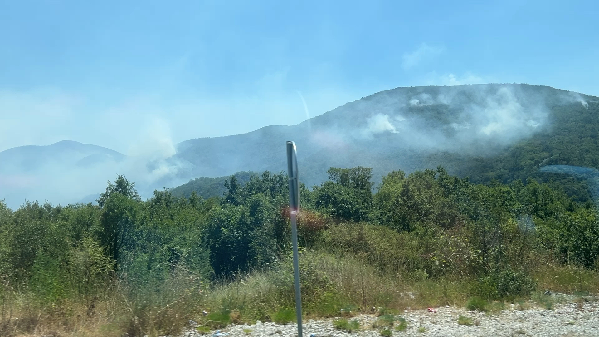 Požar u brdima iznad Budve još uvek tinja, dim se vidi i sa magistrale: Vatrogasci se čitavu noć borili sa buktinjom, sve vreme sada ekipe dežuraju/ Foto: RINA