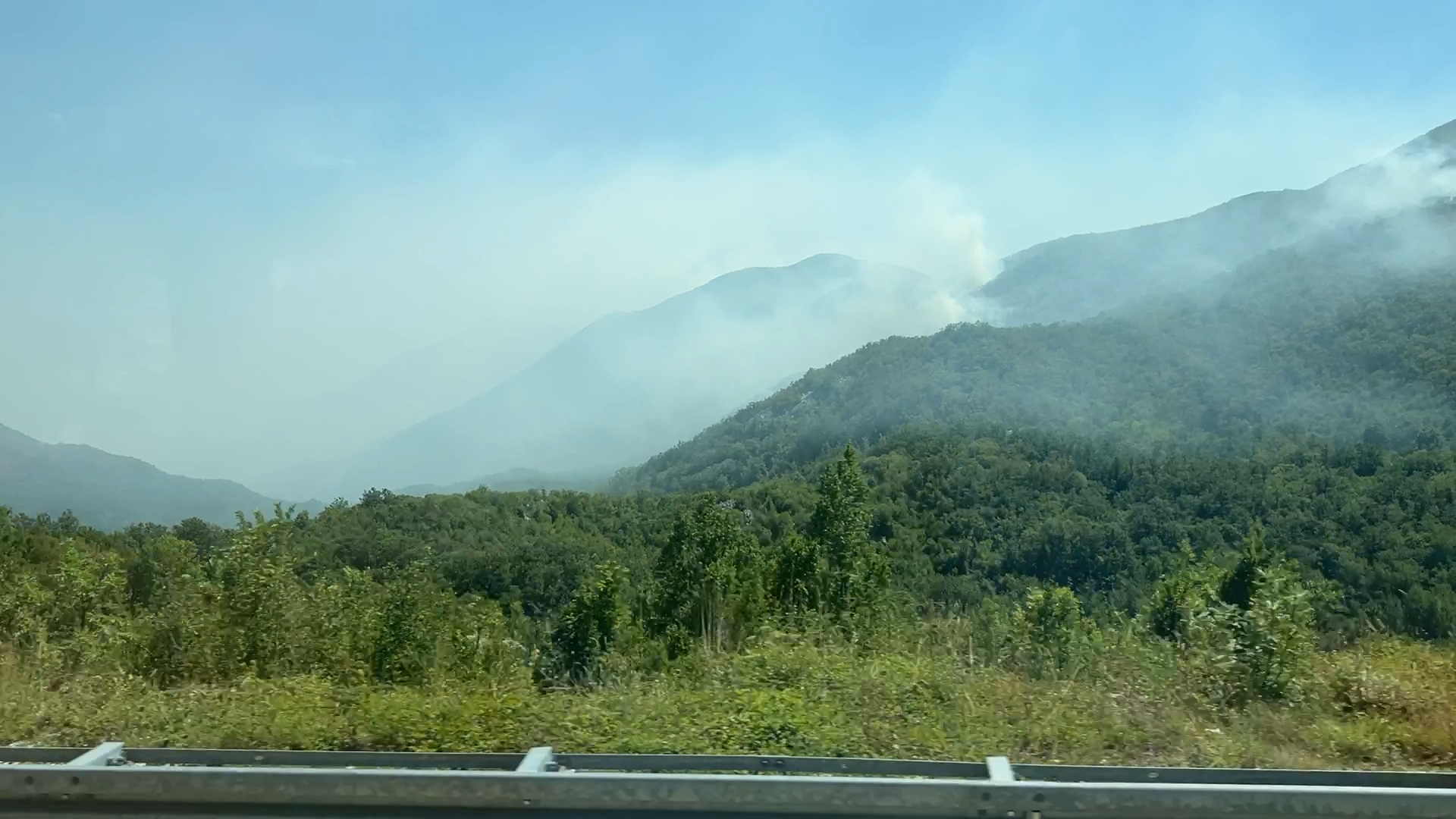 Ogroman šumski požar u brdima iznad Budve još uvek tinja, dim se vidi i sa magistrale: Vatrogasci se čitavu noć borili sa buktinjom, sve vreme sada ekipe dežuraju (FOTO)(VIDEO)