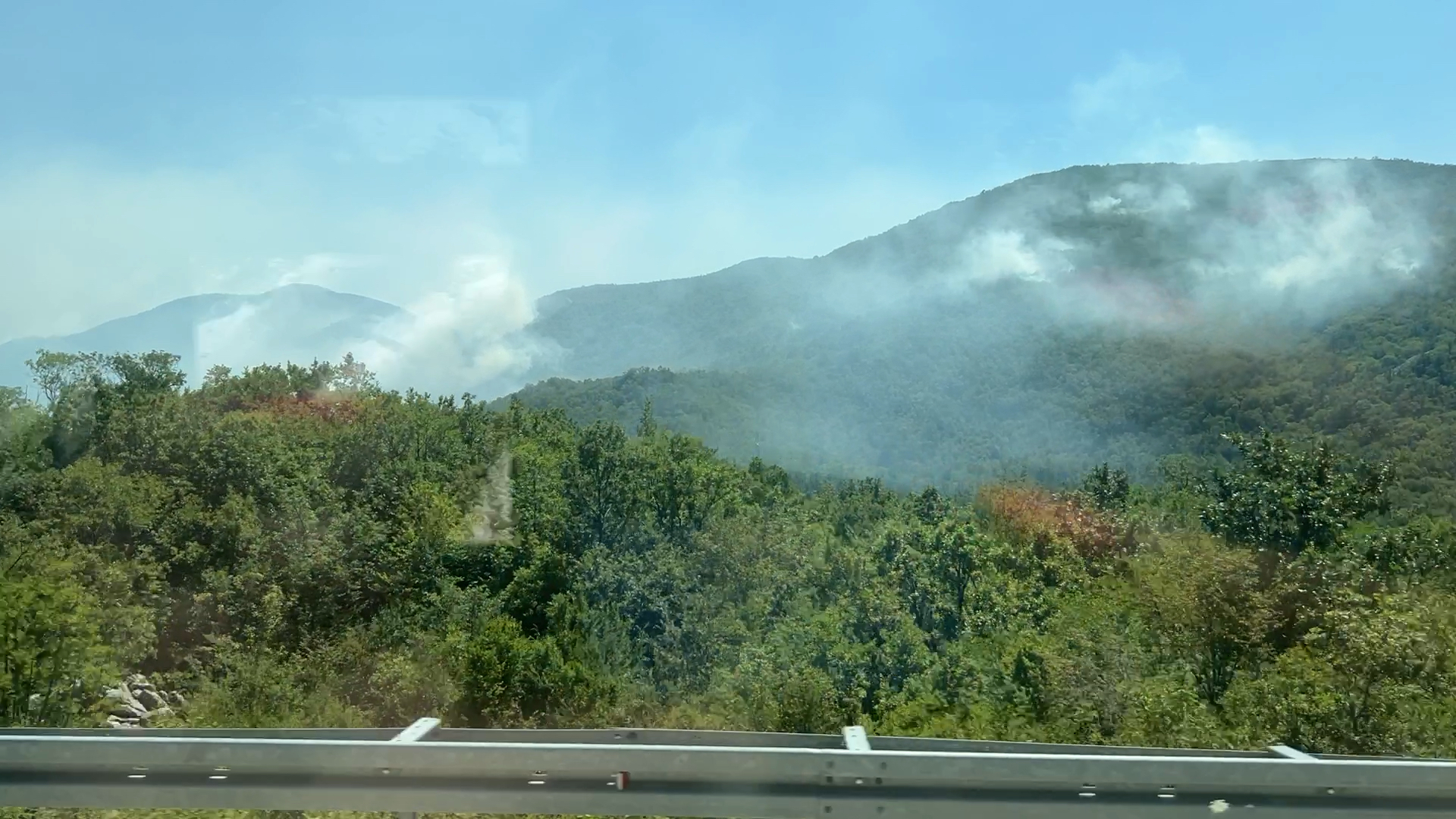 Požar u brdima iznad Budve još uvek tinja, dim se vidi i sa magistrale: Vatrogasci se čitavu noć borili sa buktinjom, sve vreme sada ekipe dežuraju/ Foto: RINA